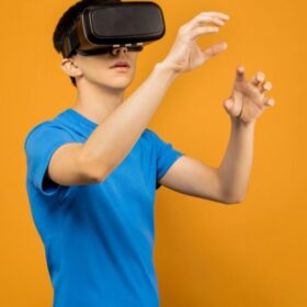 imagen blog YOPPEN joven con casco de realidad virtual en el metaverso